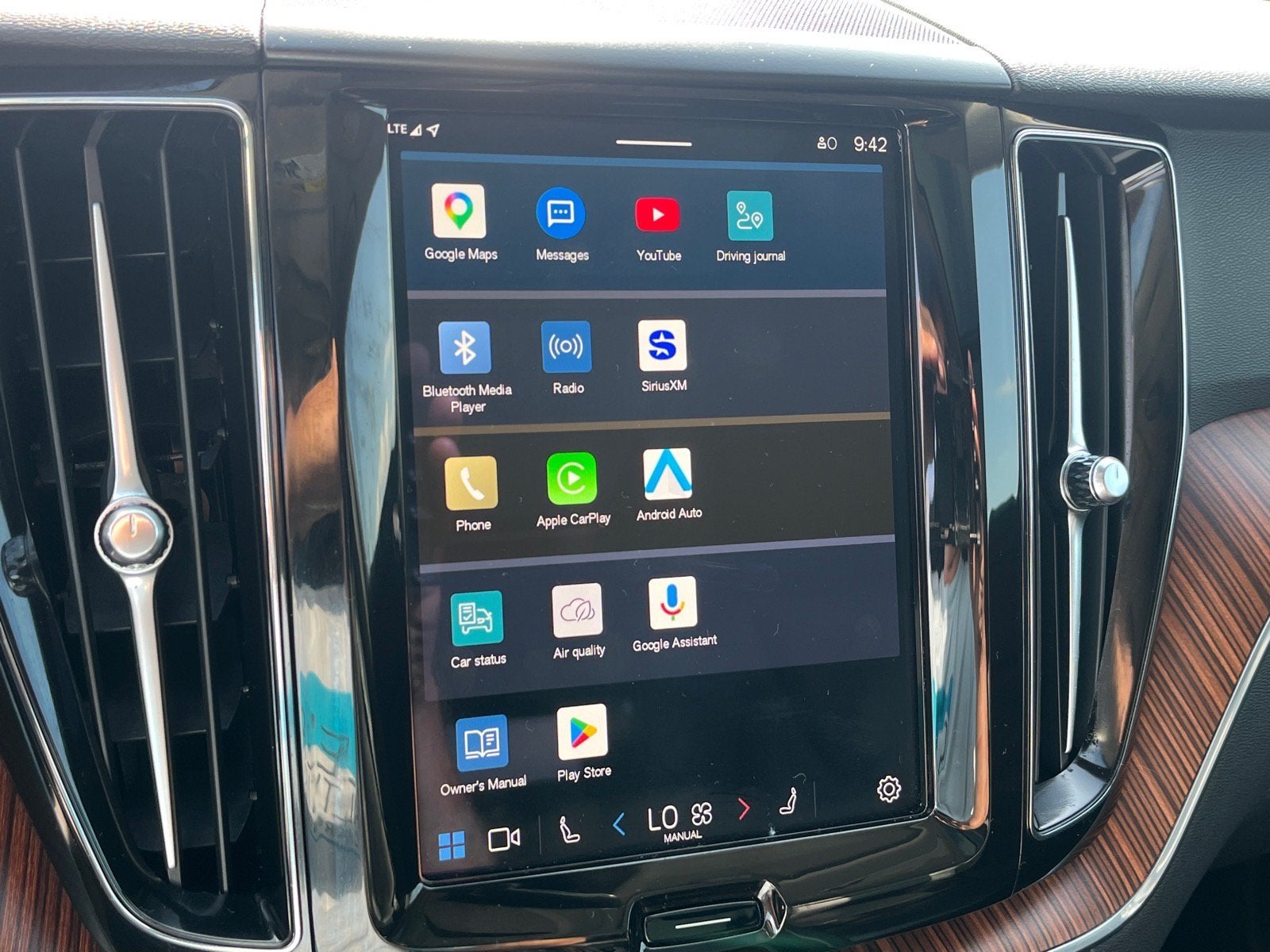 2024 Volvo XC60 Plus Dark Theme