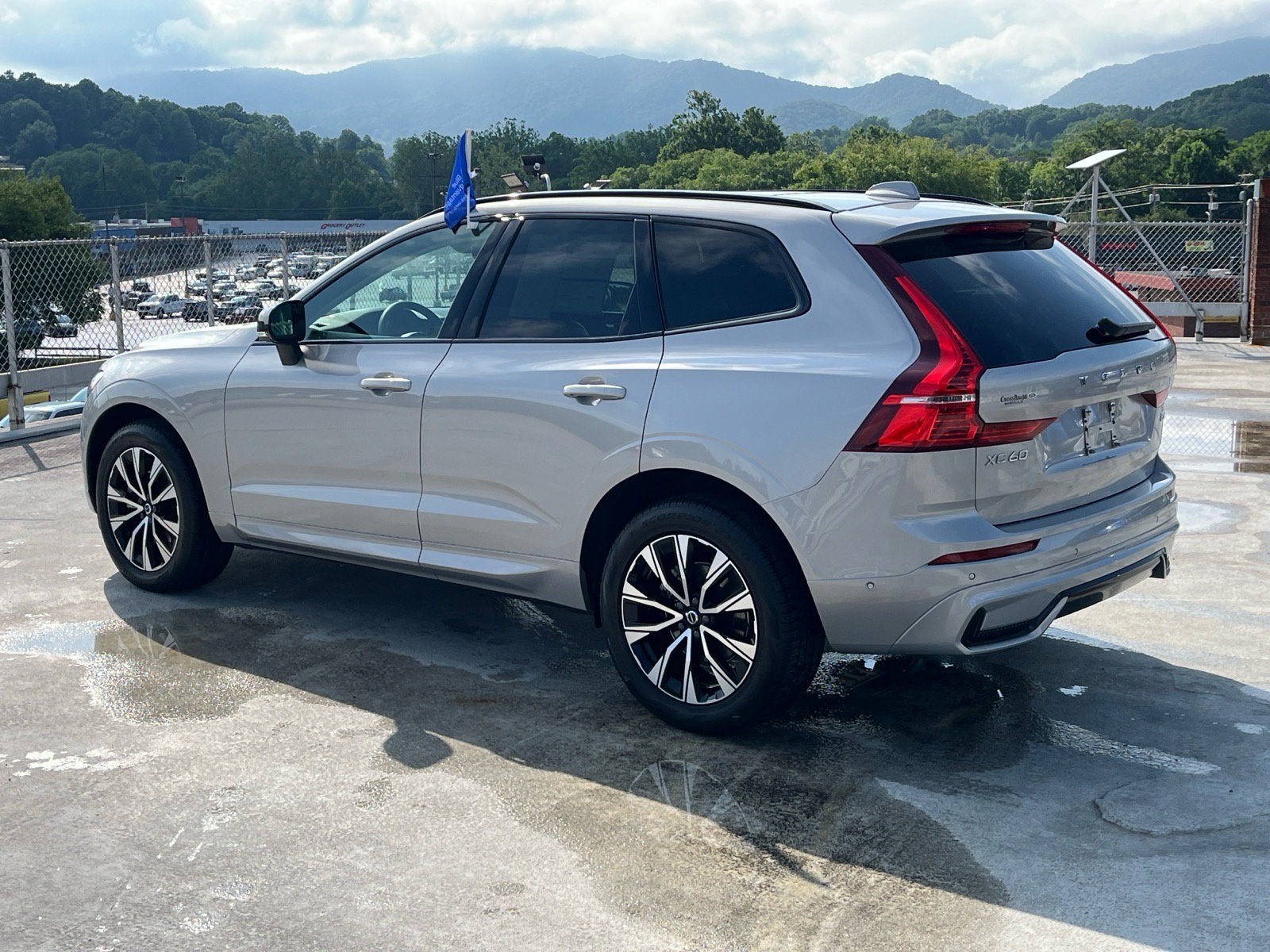 2024 Volvo XC60 Plus Dark Theme