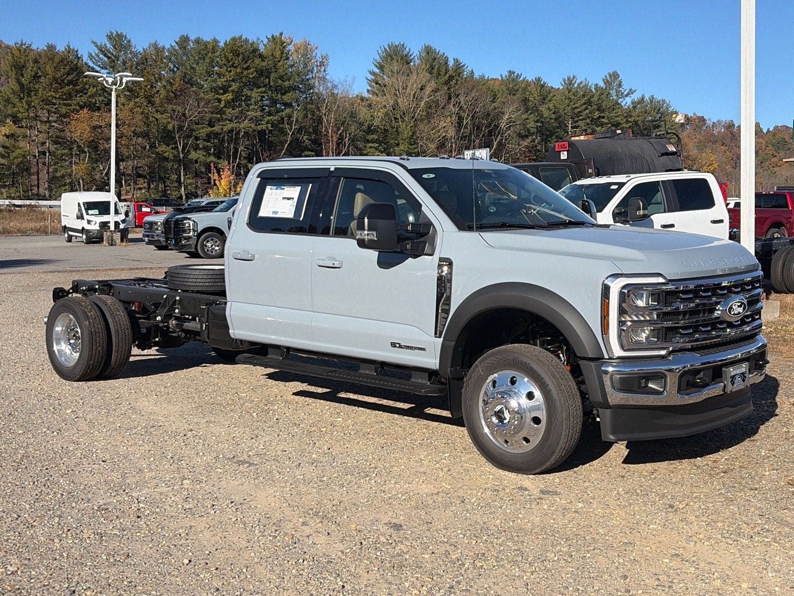 2027 Ford Super Duty F-450 DRW Lariat DRW