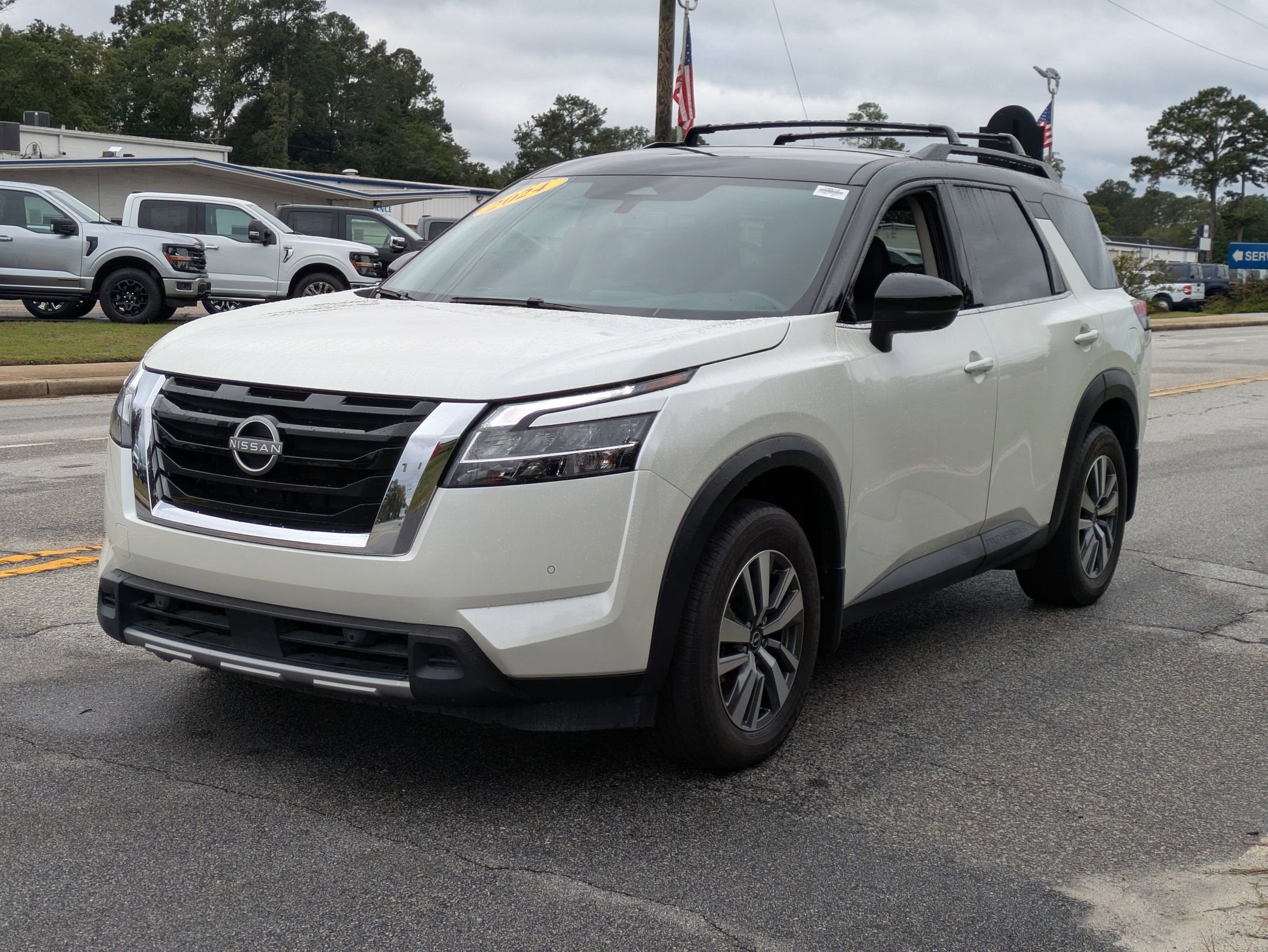 2024 Nissan Pathfinder SL