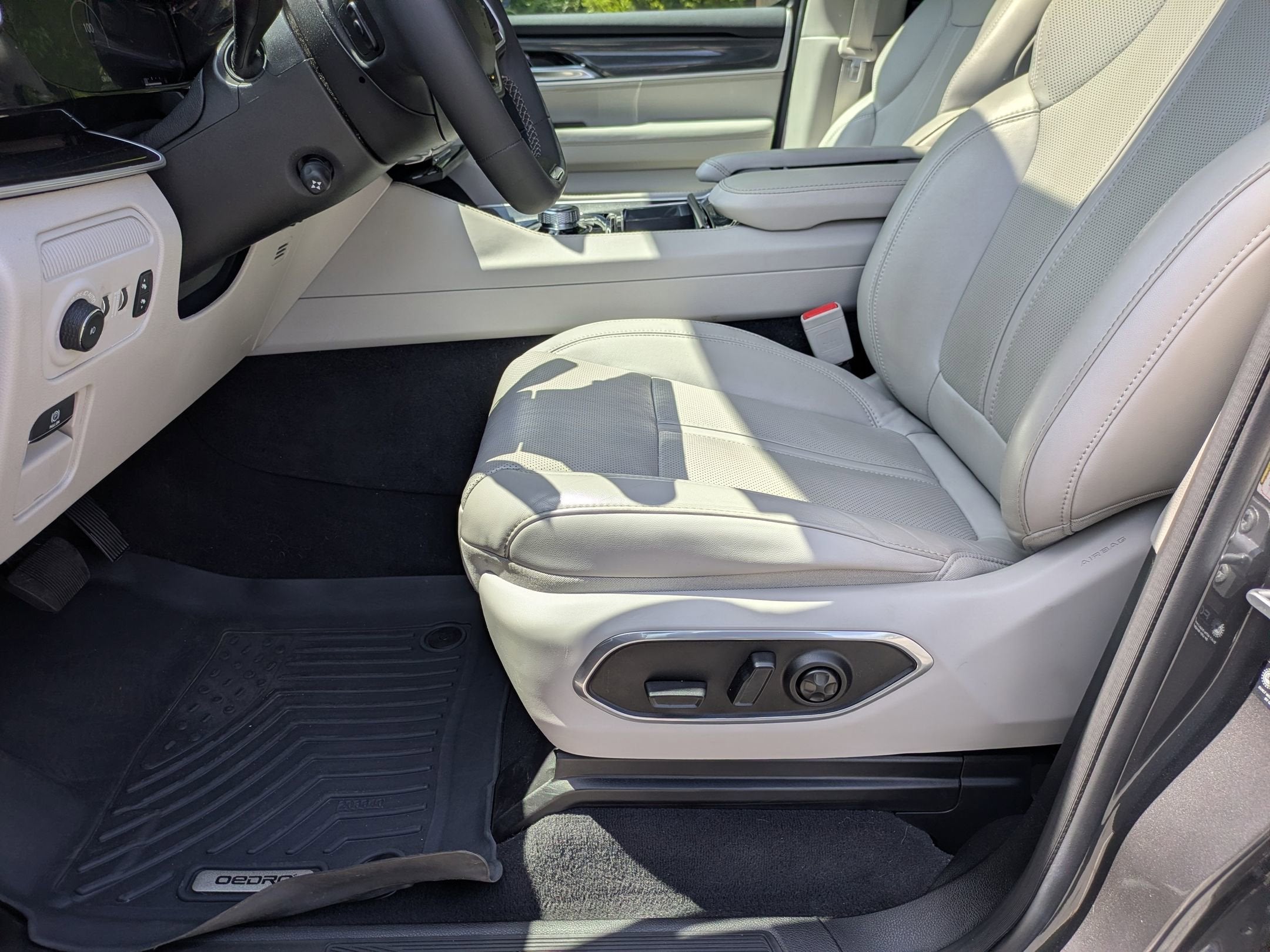 2023 Jeep Wagoneer Base