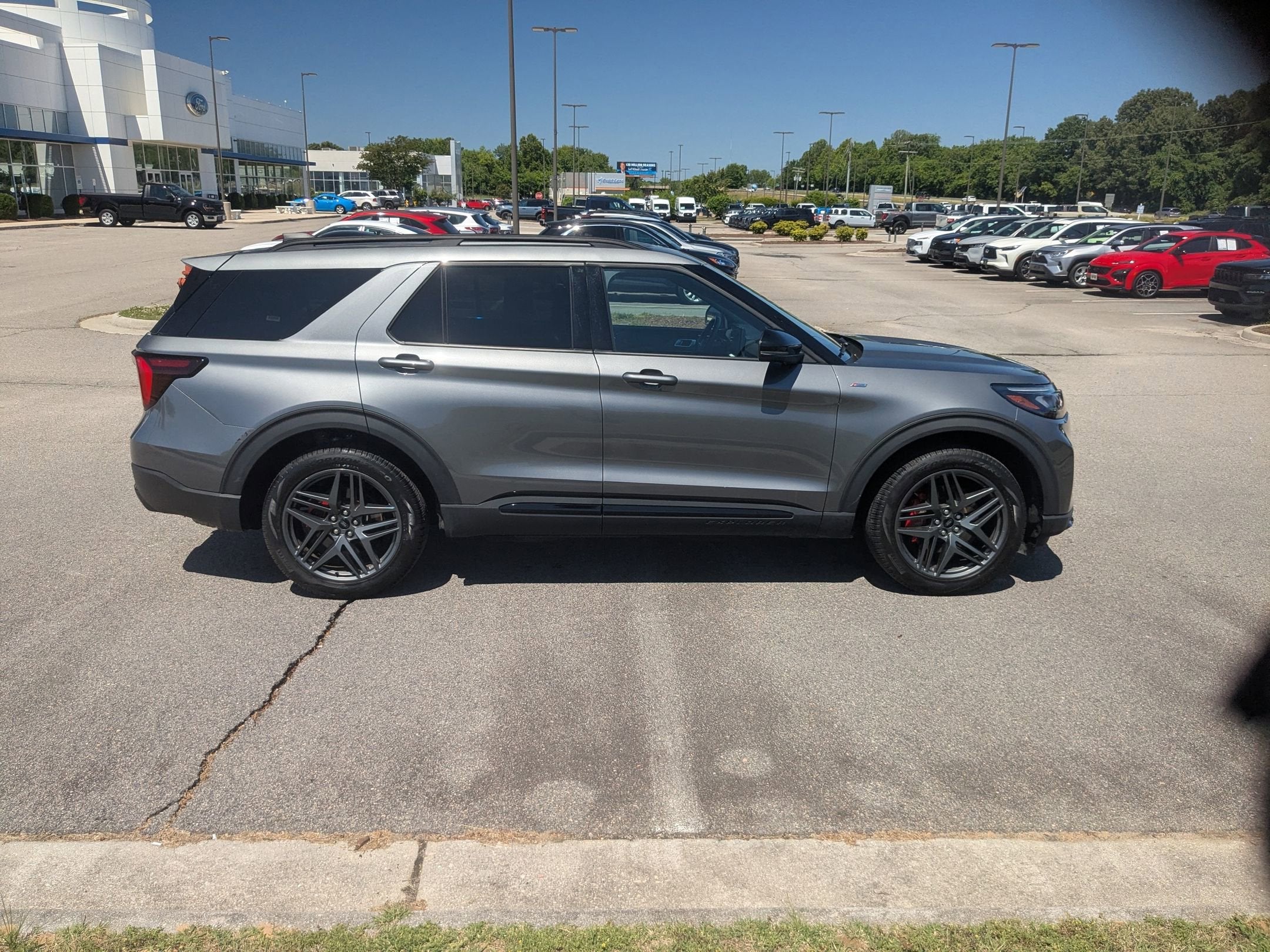 2025 Ford Explorer ST-Line