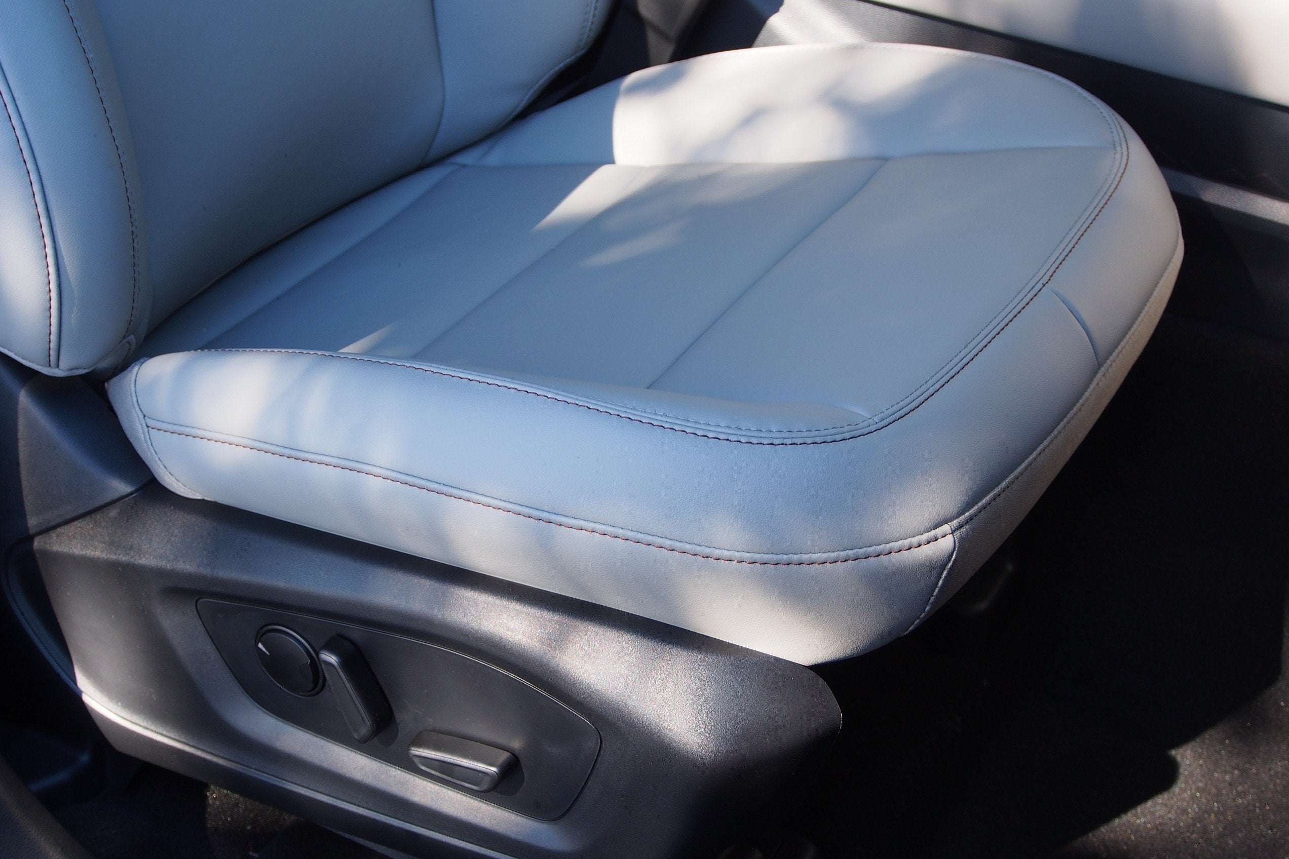 2027 Ford Explorer Active w/200A Pkg