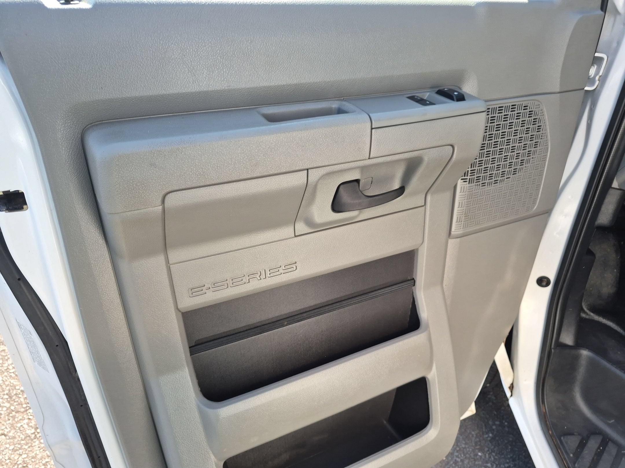 2022 Ford E-Series Cutaway Base