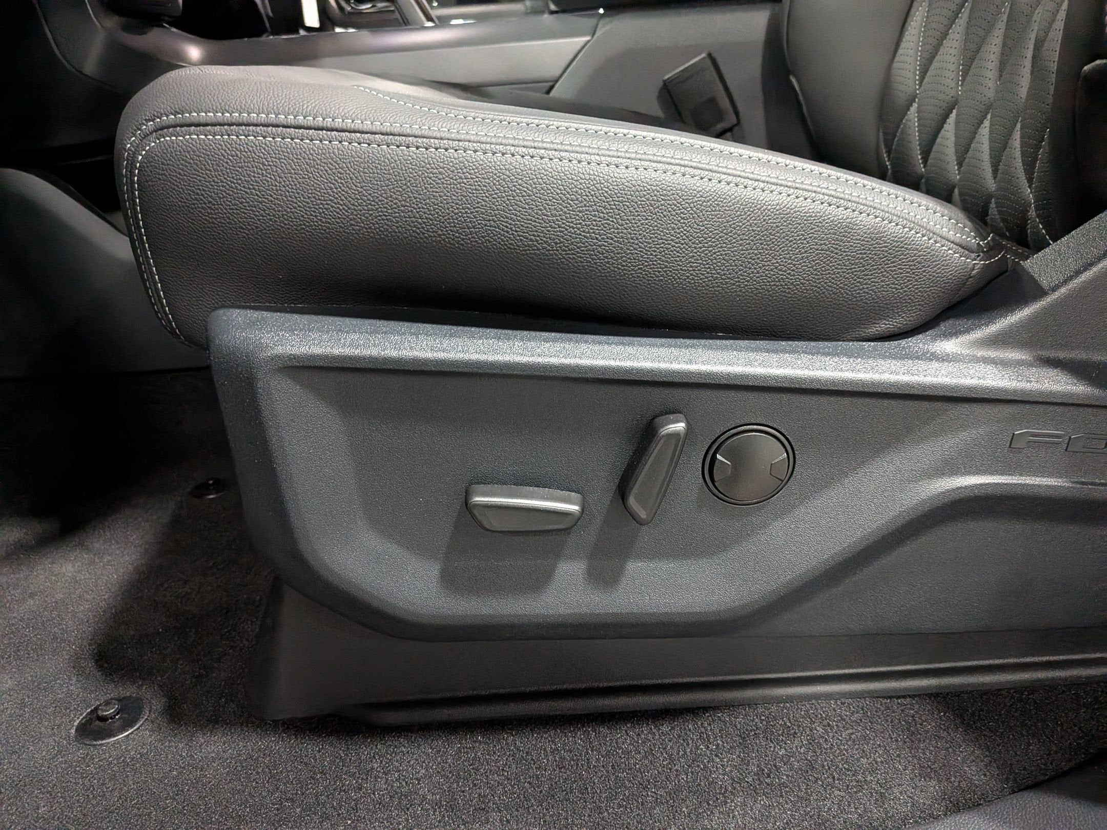 2025 Ford F-150 XLT - 6" lift custom wheels,Leather