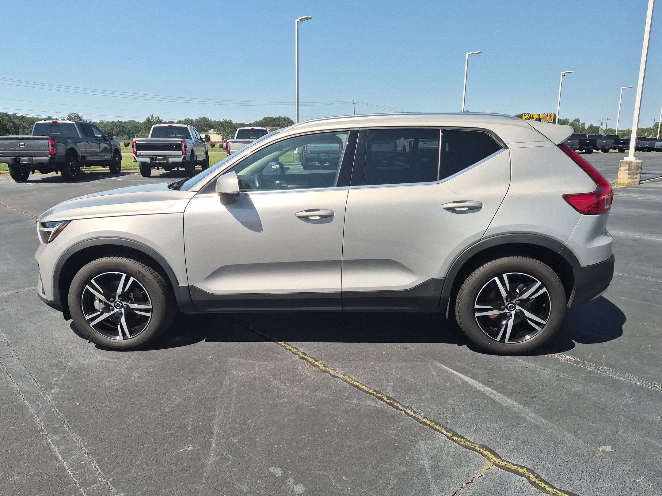 2025 Volvo XC40 Core Bright Theme