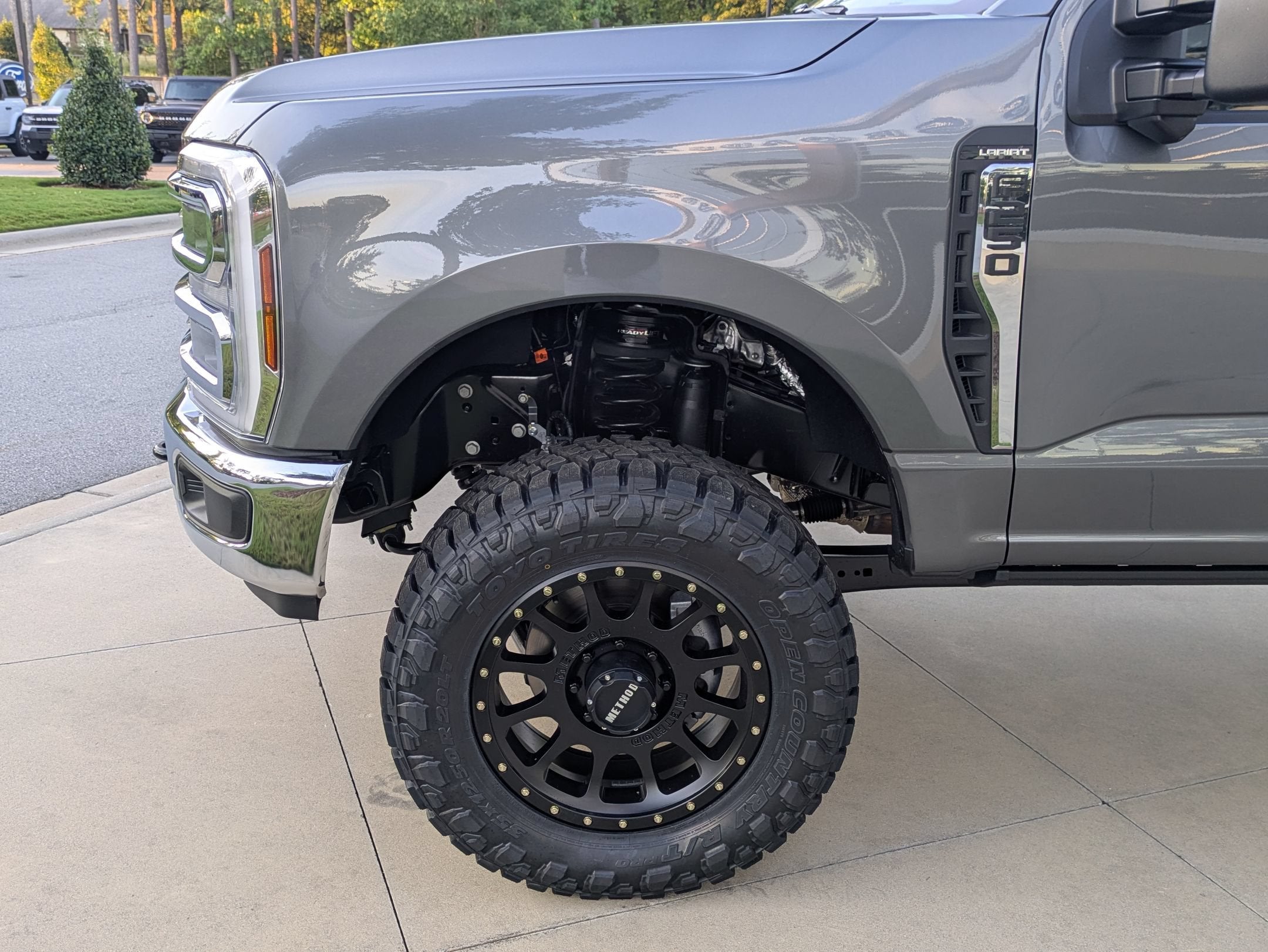 2026 Ford Super Duty F-250 SRW CUSTOM LARIAT LEVEL KIT WHEELS TIRES POWER BOARDS