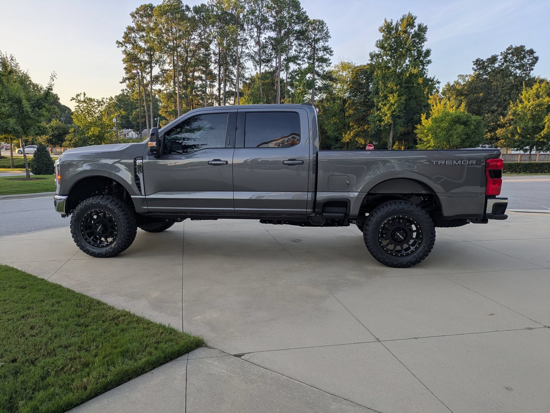 2026 Ford Super Duty F-250 SRW CUSTOM LARIAT LEVEL KIT WHEELS TIRES POWER BOARDS