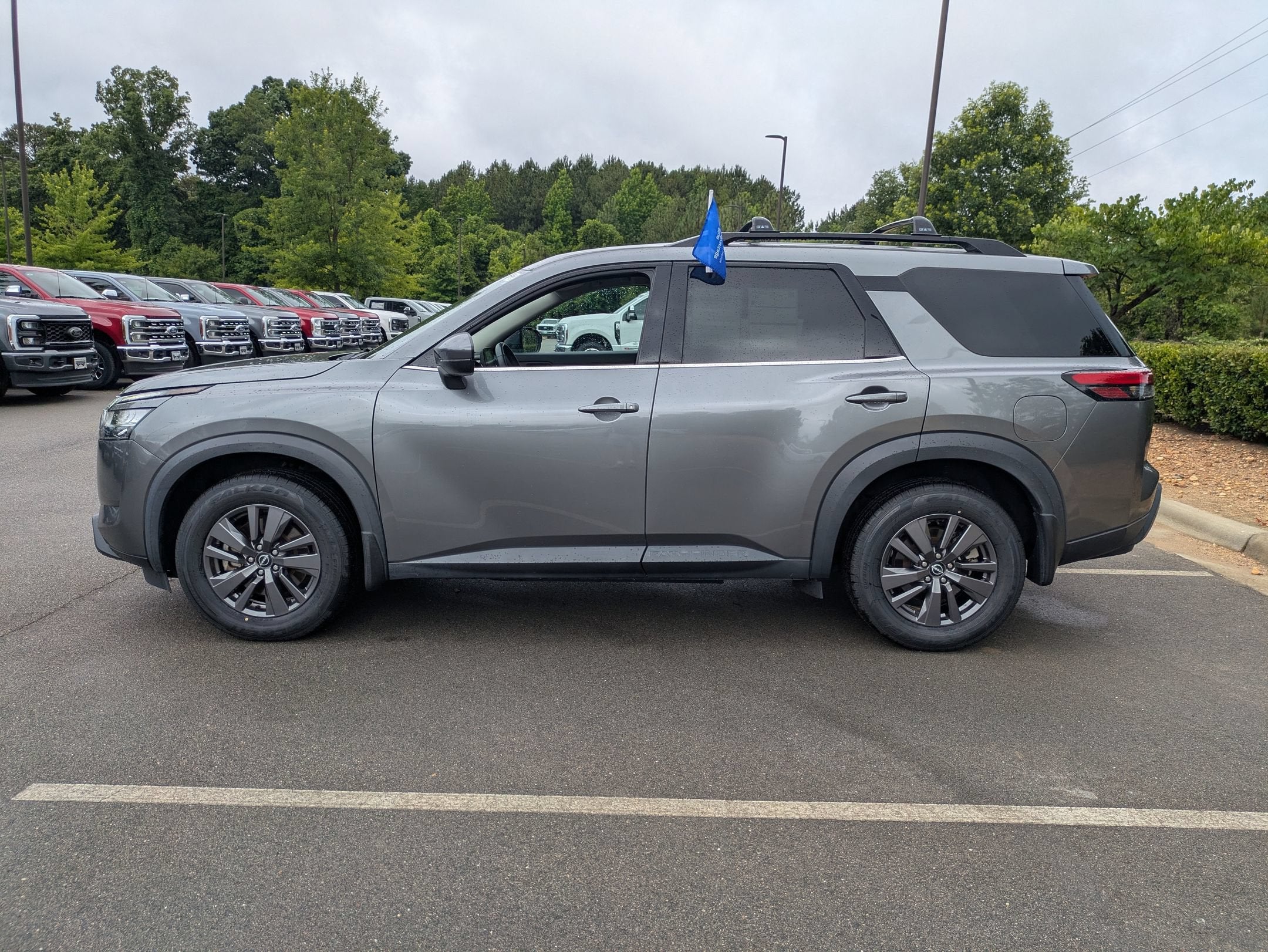 2022 Nissan Pathfinder SV