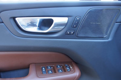 2023 Volvo XC60 Ultimate Bright Theme