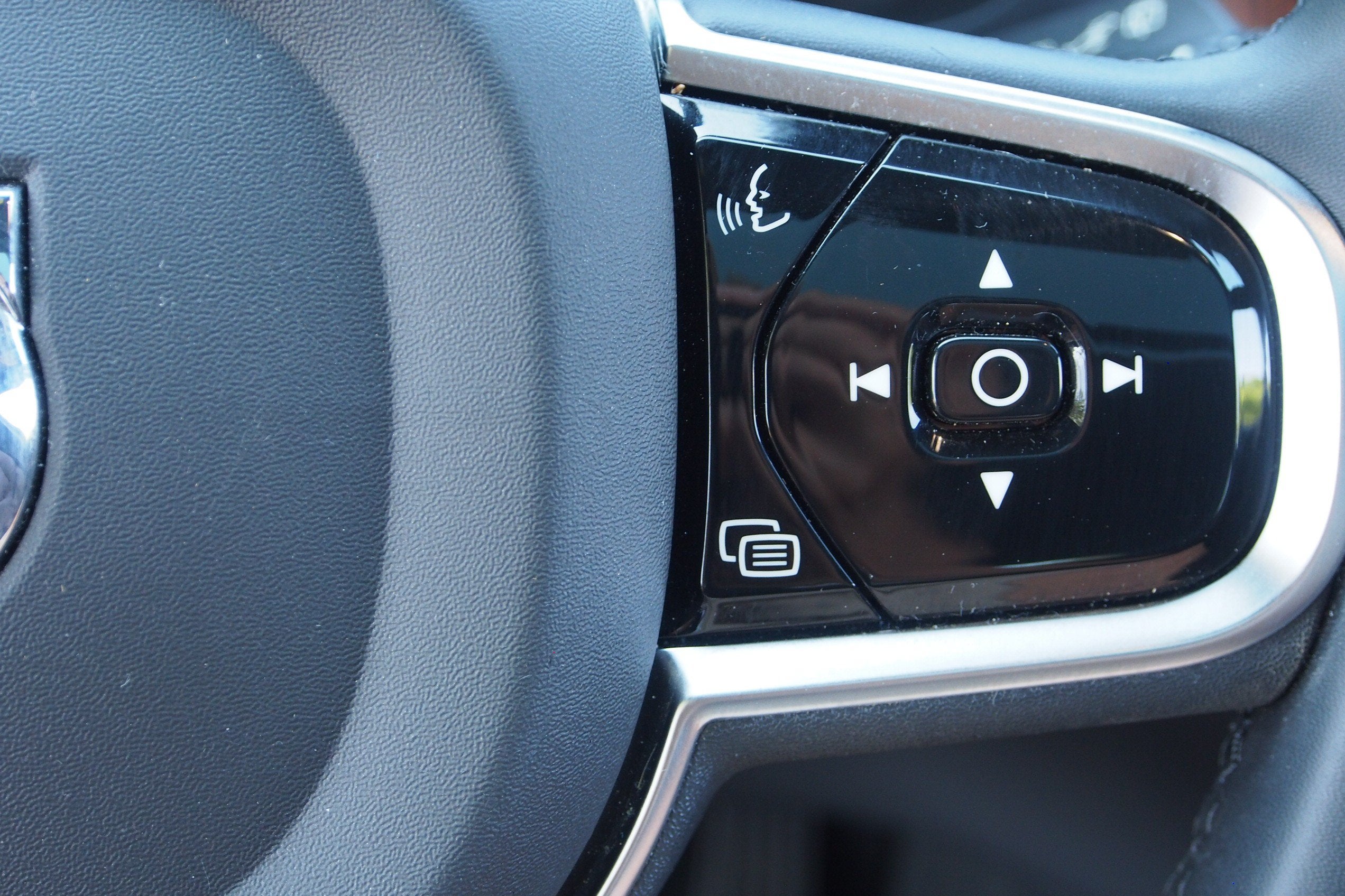 2023 Volvo XC60 Ultimate Bright Theme