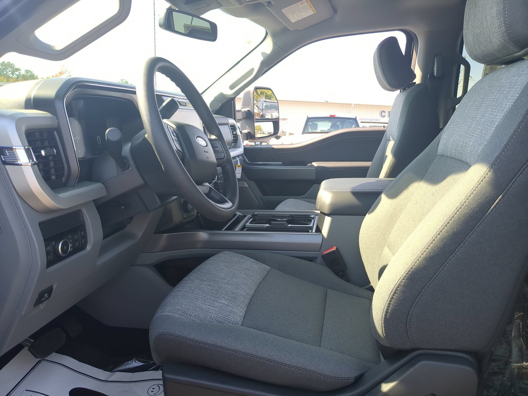 2027 Ford Super Duty F-350 SRW XLT